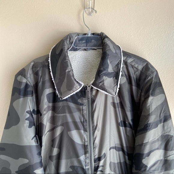 Men’s UGG Green Camo Fleece Waterproof Jacket - Picture 5 of 9